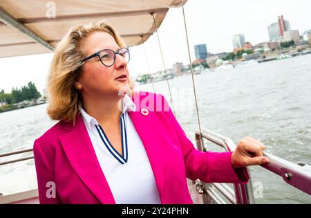 Hambourg, Allemagne. 09th Sep, 2024. Svenja Schulze (SPD), ministre allemand du développement, se tient sur le pont d'une barge dans le port de Hambourg sur l'Elbe. Crédit : Daniel Bockwoldt/dpa/Alamy Live News Banque D'Images