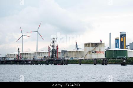 Hambourg, Allemagne. 09th Sep, 2024. Vue d'un terminal pétrolier dans le port, où les carburants marins renouvelables seront transformés à l'avenir. Crédit : Daniel Bockwoldt/dpa/Alamy Live News Banque D'Images