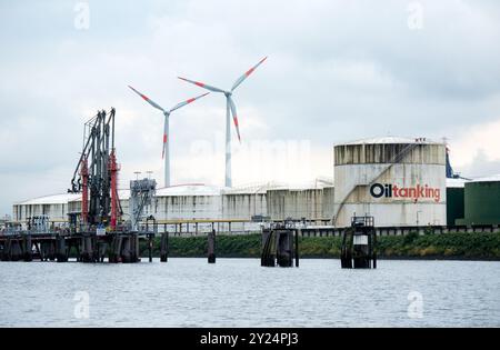 Hambourg, Allemagne. 09th Sep, 2024. Vue d'un terminal pétrolier dans le port, où les carburants marins renouvelables seront transformés à l'avenir. Crédit : Daniel Bockwoldt/dpa/Alamy Live News Banque D'Images