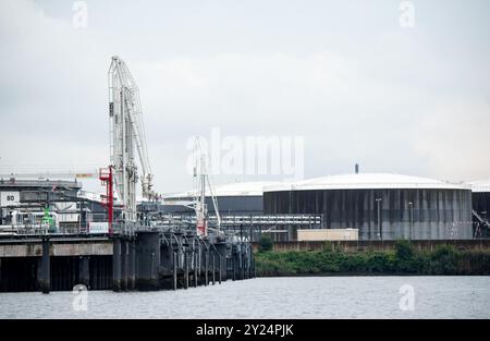 Hambourg, Allemagne. 09th Sep, 2024. Vue d'un terminal pétrolier dans le port, où les carburants marins renouvelables seront transformés à l'avenir. Crédit : Daniel Bockwoldt/dpa/Alamy Live News Banque D'Images