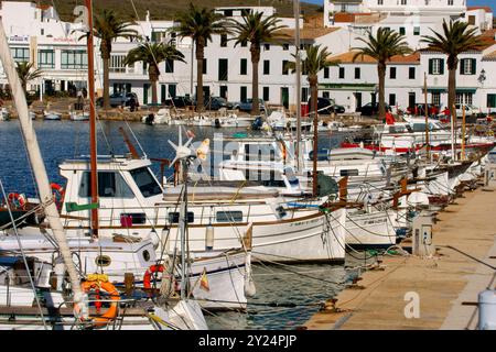 Village et port de Fornells, baie de Fornells, Minorque, réserve du Biospher, Îles Baléares, Espagne. Banque D'Images