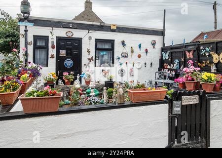 Un charmant jardin excentrique et éclectique à Footdee (Fittie), un ancien village de pêcheurs qui fait maintenant partie de la ville d'Aberdeen, en Écosse. Banque D'Images