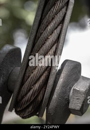 Gros plan des élingues de câble métallique en acier avec Thimble et boulon de connexion de tendeur de manille d'ancrage de sécurité pour les travaux lourds. Dispositif de réglage de la tension Banque D'Images