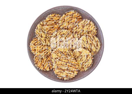 Variété de gaufres dans une plaque en céramique. Gaufres enrobées de chocolat. Dessert belge. Isolez sur un fond blanc. Vue de dessus. Banque D'Images