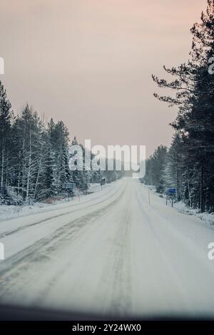 Route glacée enneigée à travers la toundra arctique à Rovaniemi, Laponie en hiver Banque D'Images