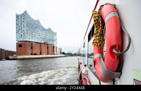 Hambourg, Allemagne. 09th Sep, 2024. Une barge passe devant la salle de concert Elbphilharmonie dans le port de Hambourg sur l'Elbe. Crédit : Daniel Bockwoldt/dpa/Alamy Live News Banque D'Images