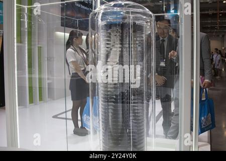 Les visiteurs regardent diverses plaquettes de silicium exposées lors du SEMICON Taiwan, au centre d'exposition Nangang à Taipei, Taiwan septembre 6,2024. Banque D'Images