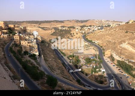 La vue ci-dessus des routes et de la ville Al-Karak du château. Al-Karak (Karak ou Kerak) est une ville de Jordanie connue pour son château de croisés Banque D'Images