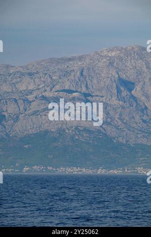 Vue sur la chaîne de montagnes Biokovo des Alpes dinariques depuis la riviera de Makarska, côte Adriatique de la Croatie Banque D'Images