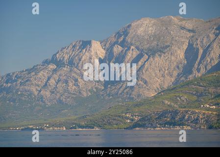 Vue sur la chaîne de montagnes Biokovo des Alpes dinariques depuis la riviera de Makarska, côte Adriatique de la Croatie Banque D'Images