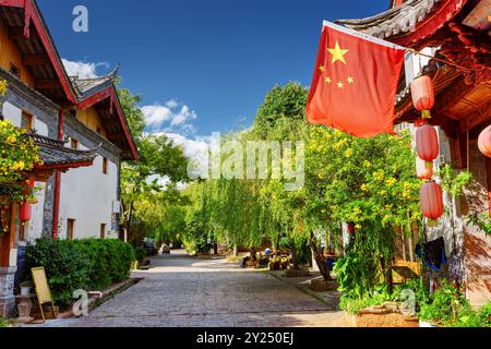 Le drapeau de la Chine (drapeau rouge avec cinq étoiles d'or), Lijiang Banque D'Images
