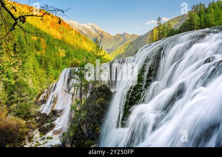 Vue panoramique sur la cascade de Pearl Shoals parmi les montagnes boisées Banque D'Images