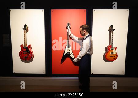 Sotheby's London 09 sept. 2024 dévoilement d'artefacts extraordinaires de John Lennon | Prince | Noel Gallagher | Abbey Road | The WHO | James Bond | Gladiator Ii R) estimée entre £60 000 et £80,000, une guitare Epiphone les Paul Standard jouée par Noel Gallagher qui figurait à la fois dans le clip vidéo et la pochette emblématique du premier single d'Oasis, Supersonic. (M) Une guitare Gibson Flying V de 1980 précédemment détenue par Johnny Marr de Smith et utilisée par Noel Gallagher dans l'enregistrement de la chanson cigarettes and Alcohol d'Oasis de 1994, estimée à £20 000 - £30,000. Crédit : Paul Quezada-Neiman/Alamy Li Banque D'Images