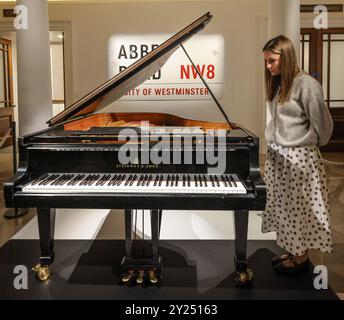 Sotheby's London 09 sept. 2024 dévoilement d'artefacts extraordinaires Un piano à queue Steinway acheté par Abbey Road Studios en 1973 et résidant dans Studio 3 où il a été joué dans l'enregistrement de morceaux par des icônes musicales telles que Sir Paul McCartney, Amy Winehouse et Lady Gaga. Crédit : Paul Quezada-Neiman/Alamy Live News Banque D'Images