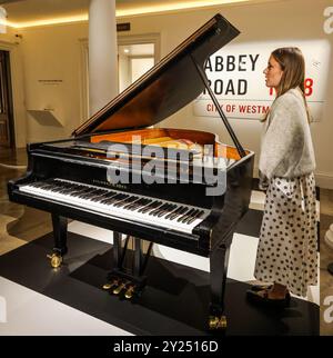 Sotheby's London 09 sept. 2024 dévoilement d'artefacts extraordinaires Un piano à queue Steinway acheté par Abbey Road Studios en 1973 et résidant dans Studio 3 où il a été joué dans l'enregistrement de morceaux par des icônes musicales telles que Sir Paul McCartney, Amy Winehouse et Lady Gaga. Crédit : Paul Quezada-Neiman/Alamy Live News Banque D'Images