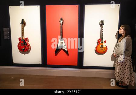 Sotheby's London 09 sept. 2024 dévoilement d'artefacts extraordinaires de John Lennon | Prince | Noel Gallagher | Abbey Road | The WHO | James Bond | Gladiator Ii R) estimée entre £60 000 et £80,000, une guitare Epiphone les Paul Standard jouée par Noel Gallagher qui figurait à la fois dans le clip vidéo et la pochette emblématique du premier single d'Oasis, Supersonic. (M) Une guitare Gibson Flying V de 1980 précédemment détenue par Johnny Marr de Smith et utilisée par Noel Gallagher dans l'enregistrement de la chanson cigarettes and Alcohol d'Oasis de 1994, estimée à £20 000 - £30,000. Crédit : Paul Quezada-Neiman/Alamy Li Banque D'Images