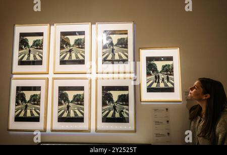 Sotheby's London 09 Sep 2024 Iain MacMillan Un groupe de tirages photographiques « Paul is Live », 1993, avec Paul McCartney est £6 000-8,000Paul Quezada-Neiman/Alamy Live News Credit : Paul Quezada-Neiman/Alamy Live News Banque D'Images