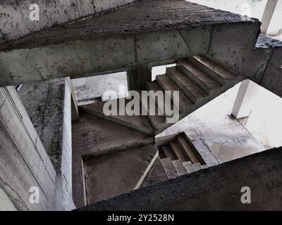 Un ensemble d'escaliers bien construit avec des éléments en béton Banque D'Images