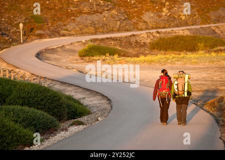 Promeneurs sur route, sentier équestre (Cami de Cavalls) GR223, Cap de Favàritx, Minorque, réserve de biosphère, Îles Baléares, Espagne. Banque D'Images