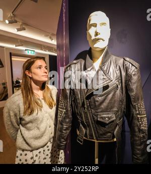 sotheby's London 09 Sep 2024 Stage-porté par Freddie Mercury pour sa dernière performance de chant live, au Dominion Theatre, Londres, le 14 avril 1988, une veste de motard en cuir noir recadrée de la collection Jean Paul Gaultier 'Rock Stars' 1987/88, est £20,000-30,000 crédit : Paul Quezada-Neiman/Alamy Live News Banque D'Images