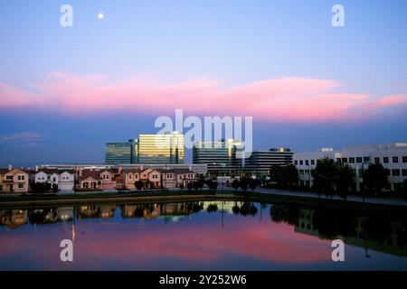 Vue du siège social d'Oracle au crépuscule en 1996, Redwood Shores, Californie, États-Unis Banque D'Images