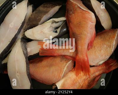 Poisson - préparation à fumer - le poisson - sébaste et flétan sont préparés pour fumer - parfait pour les pêcheurs amateurs et les amateurs de tabac. Banque D'Images