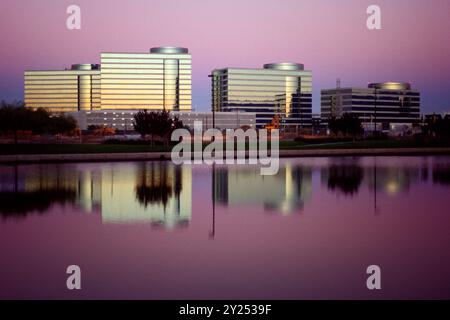Bâtiments du siège d'Oracle reflétant la lumière du soir en 1996, Redwood Shores, Californie, États-Unis Banque D'Images