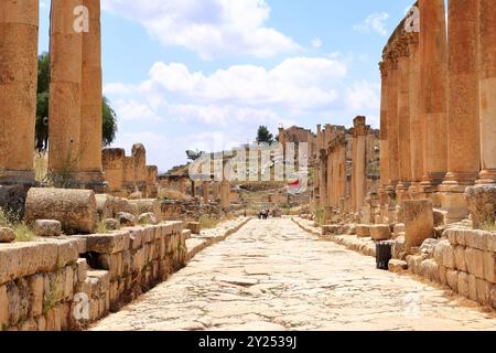 Jerash en Jordanie - 07 mai 2024 : ruines romaines dans la ville jordanienne de Jerash, Musée archéologique - le Cardo Maximus Banque D'Images