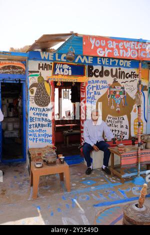 Autoroute 35 en Jordanie - 11 mai 2024 : petite boutique et café au point de vue du barrage Mujib Moujib sur la rivière Wadi Mujib, entre les villes de Madaba et Kerak Banque D'Images