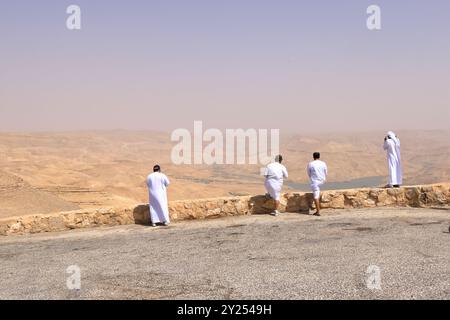 Autoroute 35, Jordanie - 11 mai 2024 : personnes au point de vue du barrage Mujib Moujib sur la rivière Wadi Mujib, entre les villes de Madaba et Kerak Banque D'Images