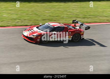 Pilote Ferrari 296 Trofeo Pirelli 2023 Chaung, lors du Finali Mondiali Ferrari Challenge 2023 sur le circuit mondial d'Imola Banque D'Images