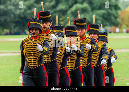 Londres, Royaume-Uni. 9 septembre 2024. Les chargeurs marchent - King's Troop Royal Horse Artillery marque le deuxième anniversaire de l'accession au trône de sa Majesté le Roi (le Roi Charles) soutenu par la bande des gardes gallois. Ils ont tiré un Salute de 41 canons à partir de 6 canons à Hyde Park. Crédit : Guy Bell/Alamy Live News Banque D'Images