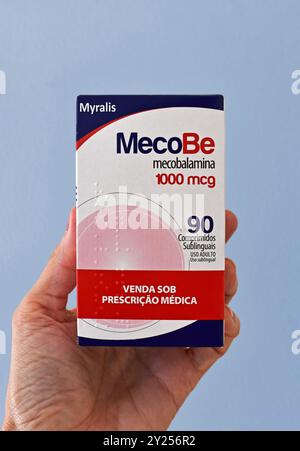 RIO DE JANEIRO, BRÉSIL - 17 JUIN 2024 : main tenant une boîte de vitamine B12 (Mecobalamin) Banque D'Images