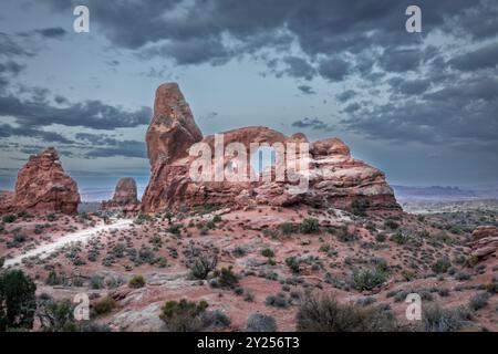 L'arche de la tourelle dans le parc national des Arches au crépuscule, Utah États-Unis Banque D'Images