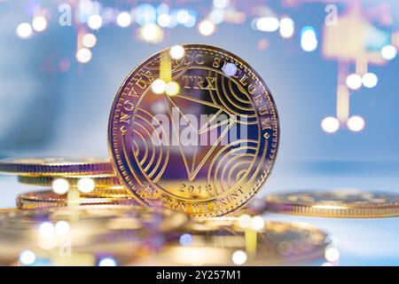 TRX Tron pièces d'or sur fond futuriste et abstrait. Concept de finance et d'investissement. Banque D'Images