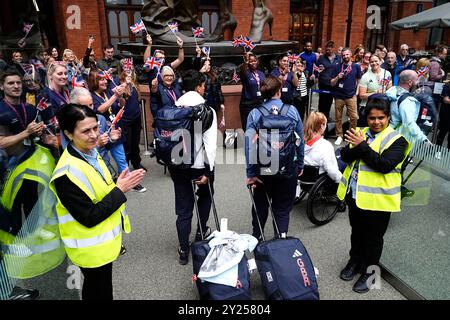 Les membres de ParalympicsGB sont applaudis par le personnel après leur arrivée en Eurostar à la gare ferroviaire internationale Pancras de Londres après avoir participé aux Jeux paralympiques d'été de Paris 2024. Date de la photo : lundi 9 septembre 2024. Banque D'Images