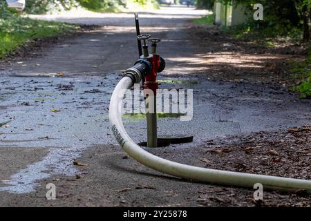 Übung zur Bekämpfung eines Vegetationsbrandes AM 07.09.2024Übung zur Bekämpfung eines Vegetationsbrandes AM 07.09.2024 07.09.24, Umwelt, Ungluecke : Uebung zur Bekaempfung eines Vegetations- bzw. Waldbrandes im Hardter Wald in Moenchengladbach mit CA. 80 Einsatzkraeften. Borne d'incendie, Wasserentnahmestelle, im Wald. Foto : Kirchner-Media/TH *** exercice de lutte contre un incendie de végétation le 07 09 2024Exercise de lutte contre un incendie de végétation le 07 09 2024 07 09 24, environnement, accidents exercice de lutte contre un incendie de végétation ou de forêt dans le Hardter Wald à Moenchengladbach avec environ 80 pompiers bouche d'incendie, eau Banque D'Images