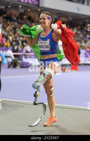 Martina Caironi, d’Italie, célèbre après avoir participé à la finale féminine T63 aux Jeux paralympiques d’été de Paris 2024 au stade de France en septembre Banque D'Images