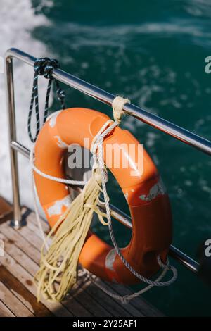 Anneau en caoutchouc orange sur un yacht de luxe à Jomtien, Chonburi, Thaïlande Banque D'Images