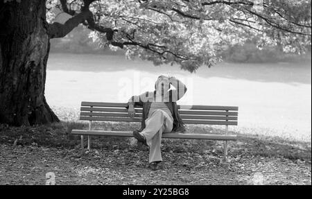 Guenter NETZER, footballeur, Grasshoppers Zuerich, privé, assis en civil sur un banc dans le parc, sous un arbre, 01.10.1976 ? Banque D'Images