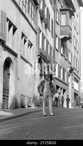 Guenter NETZER, joueur de football, Grasshoppers Zuerich, privé, civil, promenades dans une vieille ville en Suisse, (dans ou près de Zuerich???), 01.10.1976 Banque D'Images