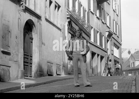 Guenter NETZER, joueur de football, Grasshoppers Zuerich, privé, civil, promenades dans une vieille ville en Suisse, (dans ou près de Zuerich???), 01.10.1976 Banque D'Images