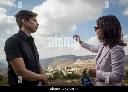 Annalena Baerbock (Alliance 90/les Verts), ministre fédérale des Affaires étrangères, photographiée lors d’un voyage de deux jours au moyen-Orient. Ici, Sarit Michaeli de l'organisation B'Tselem explique les effets de la politique de colonisation illégale d'Israël. En arrière-plan, entre autres choses, on peut voir la colonie israélienne de Harasha sur une colline. 'Photographié au nom du ministère fédéral des Affaires étrangères' Banque D'Images