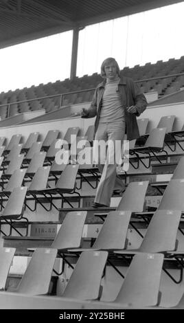 Guenter NETZER, footballeur, Grasshoppers Zurich, privé, civil, descend les marches des tribunes dans le stade, 01.10.1976 Banque D'Images