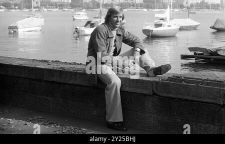 Guenter NETZER, joueur de football, Grasshoppers Zuerich, privé, civil, assis sur le mur de remblai à un lac, 01.10.1976 Banque D'Images