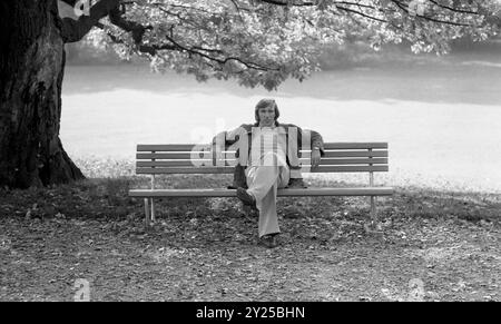 Guenter NETZER, footballeur, Grasshoppers Zuerich, privé, assis en civil sur un banc dans le parc, sous un arbre, 01.10.1976 ? Banque D'Images