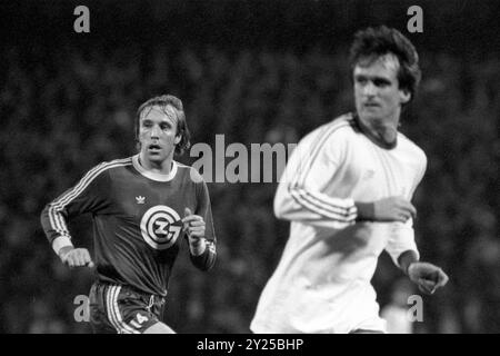 Guenter NETZER, footballeur, Grasshoppers Zuerich, gauche, droite : Wolfgang OVERATH, FC Cologne, action, duels, Coupe UEFA, FC Cologne - Grasshoppers Zuerich 2:0, 20.10.1976 Banque D'Images