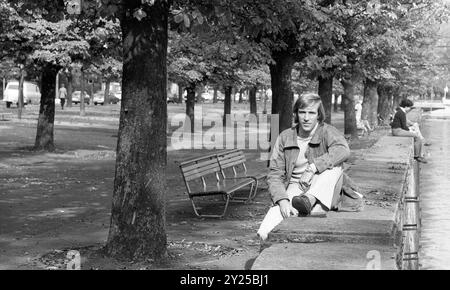 Guenter NETZER, joueur de football, Grasshoppers Zuerich, privé, civil, assis sur le mur de remblai à un lac, 01.10.1976 Banque D'Images