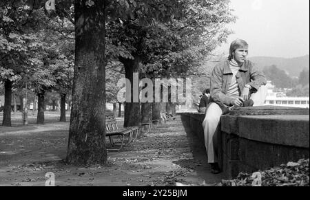 Guenter NETZER, joueur de football, Grasshoppers Zuerich, privé, civil, assis sur le mur de remblai à un lac, 01.10.1976 Banque D'Images