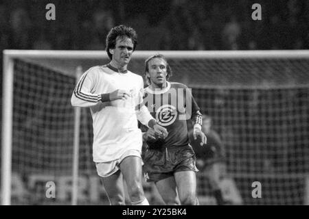 Guenter NETZER, footballeur, Grasshoppers Zuerich, droite, gauche Wolfgang OVERATH, FC Cologne, action, duels, Coupe UEFA, FC Cologne - Grasshoppers Zuerich 2:0, 20.10.1976 Banque D'Images